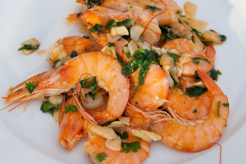 Fried shrimps with the garlic and the parsley