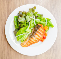 Grill salmon salad