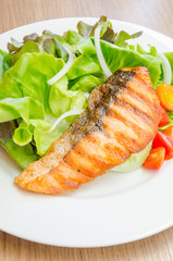 Grill salmon salad