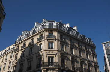 Fototapeta na wymiar Immeuble ancien blanc parisien