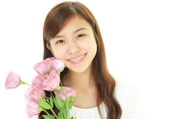花束を持つ笑顔の女性