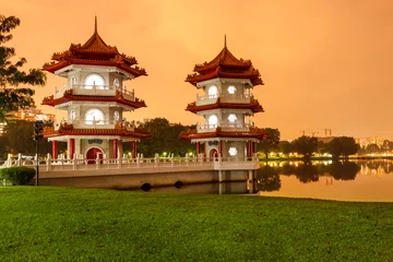 Wandcirkels tuinposter Twin Pagodas view from lawn © Sharif Photography