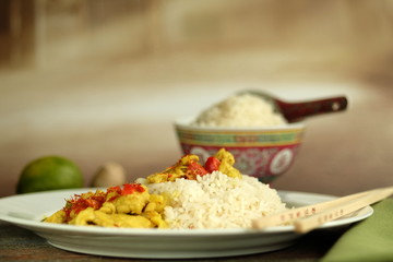 Huhn mit Currysauce und Reis