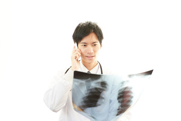 診療中の笑顔の医師