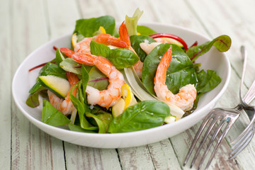 Salat mit Garnelen