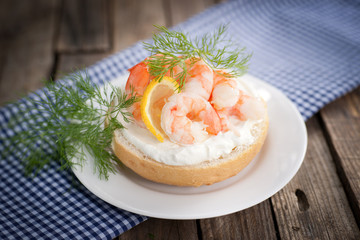 Brötchen mit Garnelen