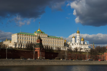 Obraz premium The Grand Kremlin Palace and Ivan the Great Bell Tower, waterfro