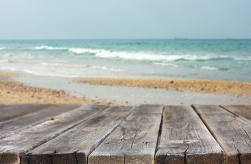 Naklejka premium wood deck in front of beach landscape