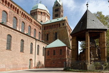 Fototapeta na wymiar Am Kaiserdom zu Speyer