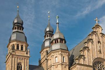 Fototapeta na wymiar Türme der Gedächtniskirche in Speyer