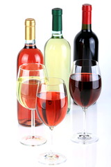 Bottiglie di vino con calici