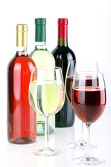 Bottiglie di vino con calici