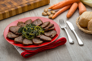 Arrosto a fette con contorno di erbette
