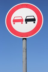 Deutsches Verkehrszeichen: &Uuml;berholverbot f&uuml;r Kraftfahrzeuge aller Art