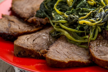 Arrosto a fette con contorno di erbette