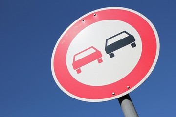Deutsches Verkehrszeichen: Überholverbot für Kraftfahrzeuge aller Art