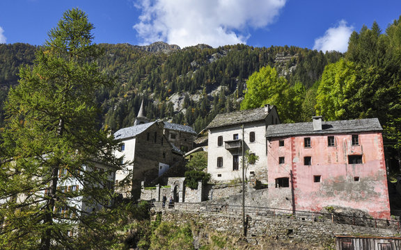 Fusio, Tessiner Bergdorf, Dorf, Kirche, Tessin, Herbst, Schweiz