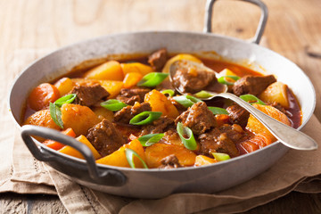 beef stew with potato and carrot - obrazy, fototapety, plakaty