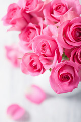 beautiful pink roses bouquet in vase