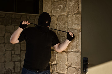 Murderer ambushing with rubber noose