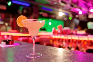 Crédence de cuisine en verre imprimé Cocktail cocktail at bar