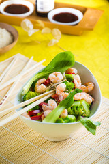 Gebratenes Gemüse mit Garnelen und Kokosmilch