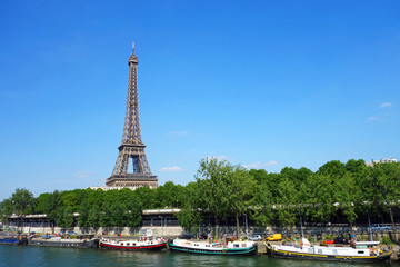 Fototapeta na wymiar Wieża Eiffla w Paryżu, Francja