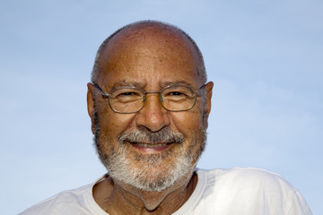 Hombre de 76 años con barba blanca sonriendo