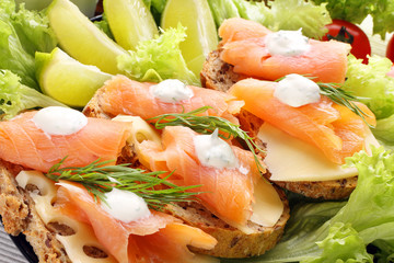 Sandwich with salmon and garlic dip