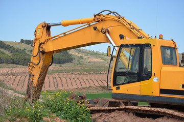maquina excavadora amarilla con brazo articulado