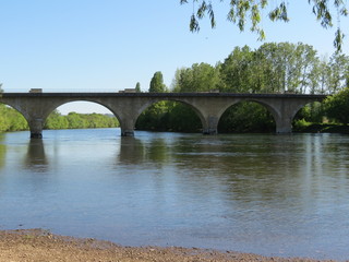 Fototapeta na wymiar Périgord - Limeuil - Pont surr la Dordogne