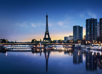 Naklejka premium Tour Eiffel au Crépuscule