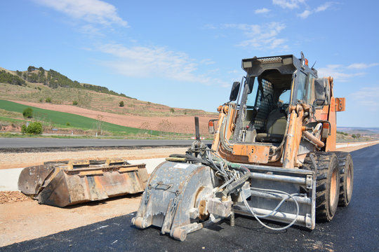 maquina excavadora en carretera en obras
