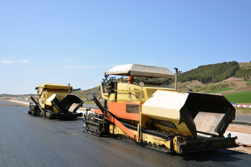 carretera en obras con maquinaria para el asfalto