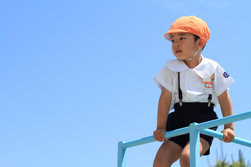 ジャングルジムに登る園児