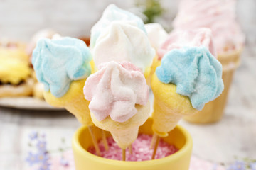 Kids party: marshmallow cake pops in yellow bucket