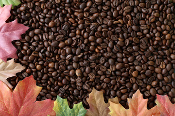 Kaffeebohnenhintergrund mit Herbstblättern Rand