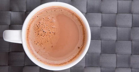 Crédence de cuisine en verre imprimé Chocolat A mug of hot chocolate on a woven place mat.
