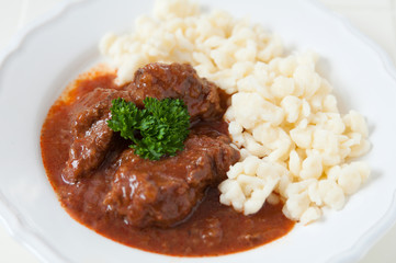 Gulasch mit Nockerl