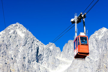 Obraz premium cable car to Lomnicky Peak, Vysoke Tatry (High Tatras), Slovakia