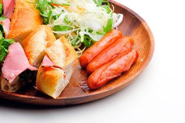 フランスパンとウインナーとサラダ