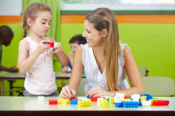 Frau macht Praktikum im Kindergarten