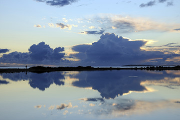 Spazierg&auml;nger an einer K&uuml;ste