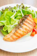 Grill salmon salad