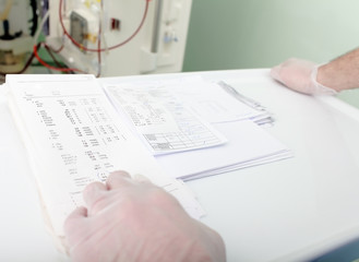 Obraz premium Lekarz bada wyniki badań krwi