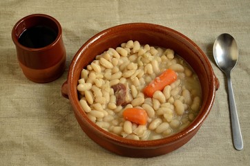 Cazuela de barro con alubias