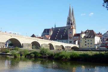 Fototapeta premium Steinerne Brücke mit Regensburger Dom