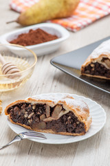 Fetta di strudel alle pere e cioccolato