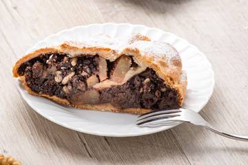 Fetta di strudel alle pere e cioccolato
