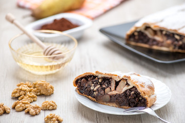Fetta di strudel alle pere e cioccolato